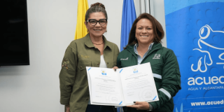 Foto que muestra dos mujeres sonriendo 