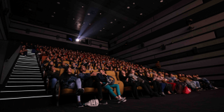 Imagen de personas en las salas de cine de la Cinemateca de Bogotá