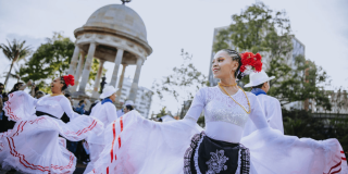 Imagen de personas con trajes folclóricos blancos en el centro de Bogotá