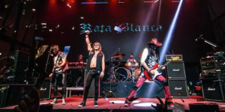 Imagen de una banda de rock en tarima.