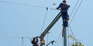 Foto que muestra personas con el uniforme de Enel Colombia 