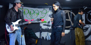 Un grupo de jóvenes músicos en tarima 