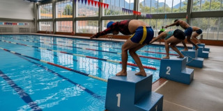 Cuatro jóvenes en un piscina de Bogotá