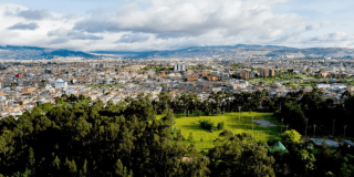 Foto panorámica de Bogotá que muestra edificios y árboles .