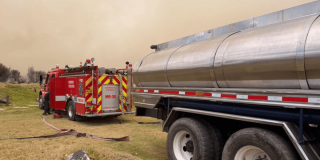 Camión de bomberos y carrotanque atendiendo labores de extinción de incendio en Usme. 