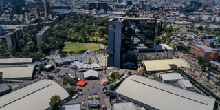 Foto panorámica de Bogotá que muestra edificios y personas