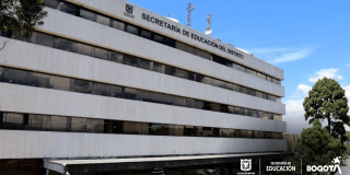 Foto que muestra una fachada de un edificio blanco con el letrero Secretaría de Educación 