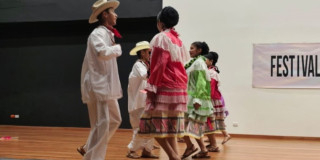 Jóvenes bailando en un escenario artístico en Bogotá.