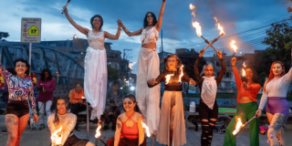Mujeres artistas acróbatas.