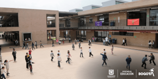 Foto que muestra estudiantes jugando en el patio de un colegio