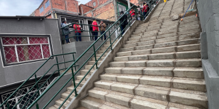 Foto de unas escaleras renovadas en la localidad de Ciudad Bolívar 
