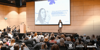 Foto que muestra gente reunida en un auditorio 