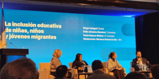 Foto que muestra personas hablando en un auditorio