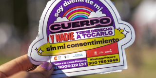Sticker contra el acoso con información para mujeres sobre líneas de atención al acoso.