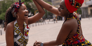 Dos mujeres bailando.