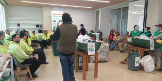 Foto de un grupo de personas en una jornada para promover el aprovechamiento de residuos