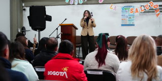 Foto de una mujer hablando en una conferencia 