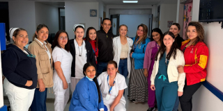 Foto de el alcalde de Suba con funcionarias del sector Salud 