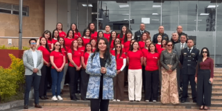 Foto de la directora del Cuerpo de Bomberos de Bogotá y las mujeres bomberas posesionadas.