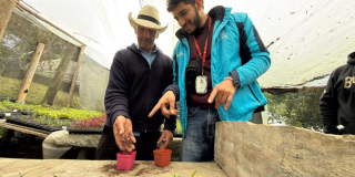 Foto de un funcionario de salud con un campesino 