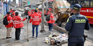 Gestores y policías en megaintervención recogiendo residuos en la Caracas.