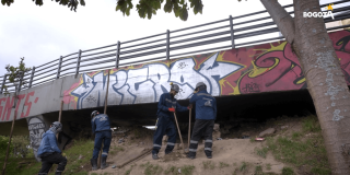 Funcionarios en labores de sellamiento de espacios bajo puente de la carrera Quinta con calle 26.