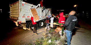 Foto de funcionarios del distrito en operativo de limpieza 