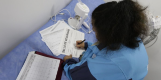 Foto de una persona firmando un papel