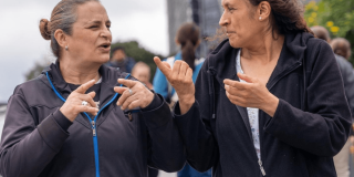 Dos mujeres hablando.
