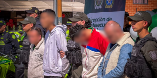 Foto de dos personas capturadas por la Policía 