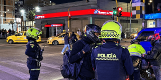 Policías en labores de registro a vehículos.