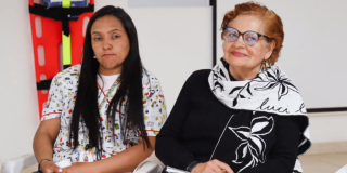 Dos mujeres sentadas.