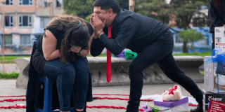 Hombre gritándole a una mujer.