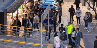 Personas en el nuevo bajo puente de la calle 150 con autopista Norte.