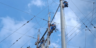 Foto que muestra trabajadores de Enel Colombia 
