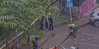 Imagen de cámara de seguridad: Policías capturando a presunto expendedor de droga. 