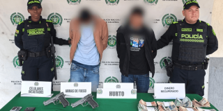 Foto que muestra dos hombres y dos policías 