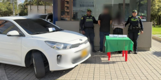 Foto de detenidos junto a policías en Bogotá