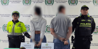 Un hombre y una mujer, capturados, en medio de dos policías.