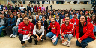 El alcalde Mayor de Bogotá, Carlos Fernando Galán, y la secretaria de Planeación, Úrsula Ablanque y el secretario General, Miguel Silva, con los 70 asambleístas de los Ciclos Deliberativos.