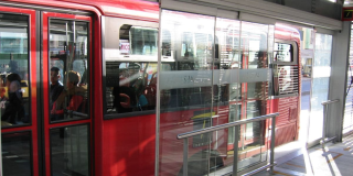 Foto de una estación de TransMilenio