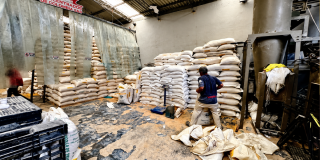 Bodega que fue cerrada en operativo
