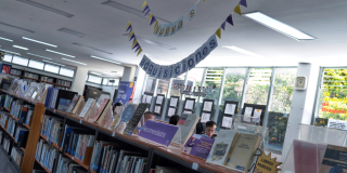 Imagen de stand de libros con aviso en letra de nuevas adquisiciones en Biblioteca pública de Bogotá