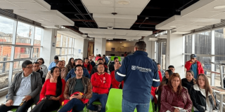 Foto que muestra un grupo de personas reunidas en un salón en el sur de Bogotá.