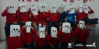 Foto que muestra un grupo de estudiantes con máscaras en forma de muelas