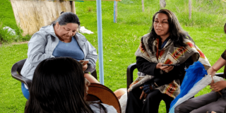 Foto que muestra personas hablando 