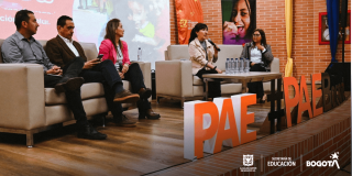 Foto que muestra personas hablando en una conferencia 