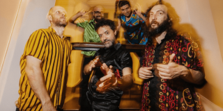 Imagen de integrantes de Meridian Brothers con camisas llamativas 