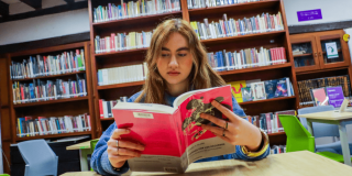 Imagen de una mujer leyendo un libro en las bibliotecas públicas de Bogotá