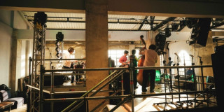 Imagen de varios artistas en ensayo de presentación.